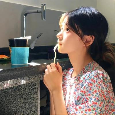 左撇子女人